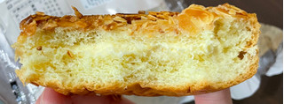 「ファミリーマート アーモンドフロランタン！？なクリームパン」のクチコミ画像 by 甘党の桜木さん