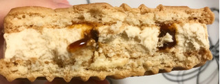 「セブンプレミアム バターが贅沢に香るクッキーサンド 塩キャラメル味 袋60g」のクチコミ画像 by やにゃさん