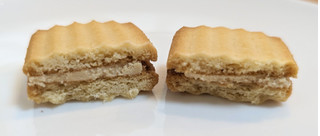 「森永製菓 ミルクキャラメルクリームサンドクッキー 箱8個」のクチコミ画像 by はるなつひさん