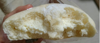 「ファミリーマート 白いチーズクリームパン」のクチコミ画像 by はまポチさん