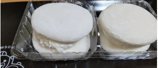 「とかち製菓 しらたまサンド 北海道レアチーズ＆いちごソース 袋2個」のクチコミ画像 by はるなつひさん