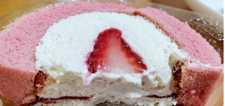 「ローソン Uchi Cafe’ いちごのロールケーキ いちごソース入り」のクチコミ画像 by はるなつひさん