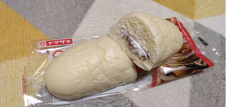 「ヤマザキ 白いコッペパン ジャンドゥーヤチョコクリーム＆ホイップ 袋1個」のクチコミ画像 by やっぺさん