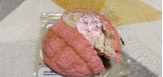 「ファミリーマート ファミマルBakery あまおう苺のメロンパン」のクチコミ画像 by やっぺさん