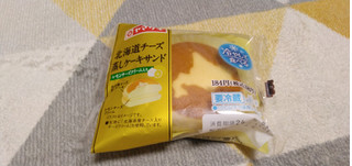「ヤマザキ 北海道チーズ蒸しケーキサンド レモンチーズクリーム入り」のクチコミ画像 by やっぺさん