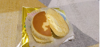 「ヤマザキ 北海道チーズ蒸しケーキサンド レモンチーズクリーム入り」のクチコミ画像 by やっぺさん