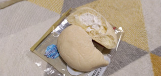 「ファミリーマート ファミマルBakery たっぷりレアチーズクリームパン」のクチコミ画像 by やっぺさん