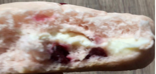「ファミリーマート ファミマ・ベーカリー クランベリー＆チーズクリームパン」のクチコミ画像 by はぐれ様さん