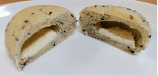 「セブン＆アイ セブンプレミアム ごまとチーズクリームのパン 3個」のクチコミ画像 by はるなつひさん