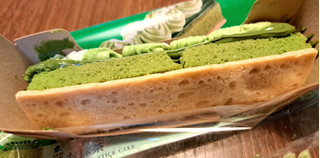 「ローソン Uchi Cafe’ ご褒美スティックケーキ お抹茶」のクチコミ画像 by ピノ吉さん