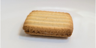 「森永製菓 森永のおいしいれん乳サンドクッキー 箱8個」のクチコミ画像 by はるなつひさん