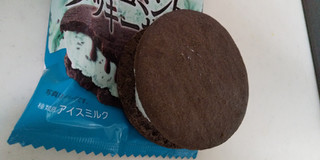 「グリコ ぎっしり満足！チョコミントクッキーサンド」のクチコミ画像 by レビュアーさん