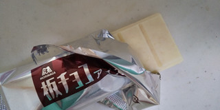 「森永製菓 板チョコアイス ザクザクホワイト 箱70ml」のクチコミ画像 by レビュアーさん