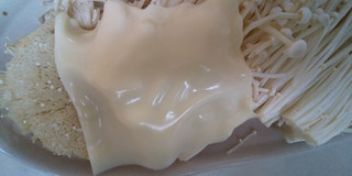 「トップバリュ ベストプライス モッツァレラとろけるスライスチーズ 袋12枚」のクチコミ画像 by レビュアーさん