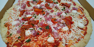 「コストコ 丸型ピザ パンチェッタ＆モッツァレラ 1枚」のクチコミ画像 by デイジさん
