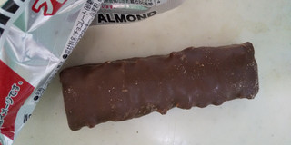 「有楽製菓 ブラックサンダー ALMOND 袋46g」のクチコミ画像 by レビュアーさん
