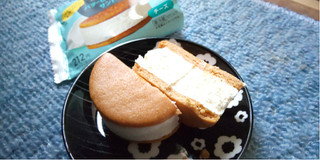 「ファミリーマート ファミマスイーツ バタービスケットサンド チーズ」のクチコミ画像 by taaさん