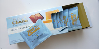 「ロッテ プレミアムガーナ Mr.CHEESECAKE監修生チョコレート フロマージュ 箱12枚」のクチコミ画像 by taaさん