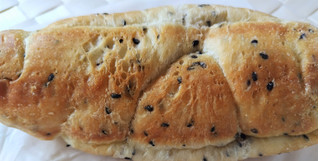 「ローソンストア100 ごま香る塩バターフランスパン つぶあん 1個」のクチコミ画像 by 毎日が調整日さん