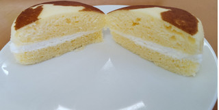 「ヤマザキ 北海道チーズ蒸しケーキのミルククリームサンド」のクチコミ画像 by はるなつひさん