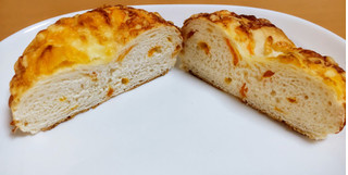 「ファミリーマート むちもち食感のチーズベーグル」のクチコミ画像 by はるなつひさん
