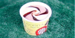 「ゴディバ カップアイス 黒蜜とミルクチョコレート カップ100ml」のクチコミ画像 by うさたん ちゃんねるさん