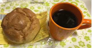 「ローソン Uchi Cafe’ 大きなツインシュー 伊豆大島産塩入りのキャラメルクリーム＆東京牛乳入りホイップ 1個」のクチコミ画像 by パン大好きさん