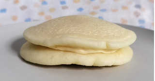 「セブン＆アイ セブンプレミアム マカダミア入りクリームパンケーキ 2個」のクチコミ画像 by ゆるりむさん
