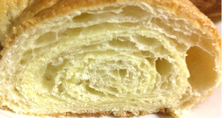 「ファミリーマート ローストバターの香り豊かなクロワッサン」のクチコミ画像 by ちぇいにーさん