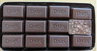 「森永製菓 ダース 全粒粉ビスケットクランチ DARS CHOCOLATE MUSIC LABEL 箱12粒」のクチコミ画像 by まめぱんださん