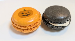 「不二家 ハロウィンマカロン パンプキン味＆バニラ味チョコチップ入」のクチコミ画像 by はるなつひさん