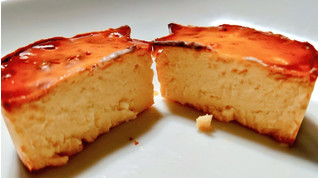 「ファミリーマート にゃんともおいしい濃厚ベイクドチーズケーキ」のクチコミ画像 by glaceさん