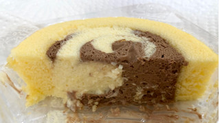 「ローソン Uchi Cafe’ SWEETS×八天堂 かすたーどチョコロール」のクチコミ画像 by SANAさん