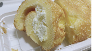 「ローソン Uchi Cafe’ ごろっとチーズのもち食感ロール」のクチコミ画像 by ぺりちゃんさん