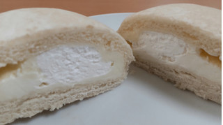 「ファミリーマート ファミマ・ベーカリー たっぷりレアチーズクリームパン」のクチコミ画像 by はるなつひさん