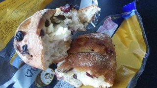 「ヤマザキ おいしい菓子パン フルーツとチーズクリームのフランスパン 袋1個」のクチコミ画像 by しろねこエリーさん