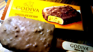 「ゴディバ チョコレートアイスバー ミルクチョコレートキャラメルアップル 箱1個」のクチコミ画像 by たむこーさん