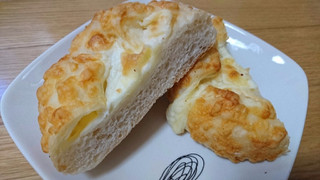 「ヤマザキ こんがりチーズフランス 袋1個」のクチコミ画像 by minazo-さん