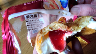 「モンテール 小さな洋菓子店 苺ショートケーキのシュークリーム 袋1個」のクチコミ画像 by ピノ吉さん