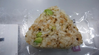 「ローソン もち麦入りおにぎり 枝豆と塩昆布」のクチコミ画像 by ふじつぼだんきさん