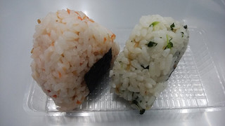 「セブン-イレブン だしおむすび2個 ごま鮭・じゃこ青菜」のクチコミ画像 by ふじつぼだんきさん