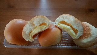 「セブンプレミアム たっぷりクリームパン 袋4個」のクチコミ画像 by ふじつぼだんきさん