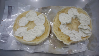 「ローソン 白いメロンパン ホイップクリーム」のクチコミ画像 by ふじつぼだんきさん