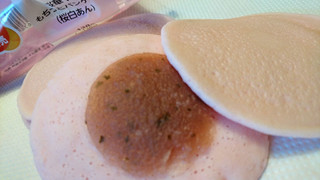 「ファミリーマート もちっとパンケーキ 桜白あん」のクチコミ画像 by ピノ吉さん