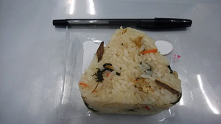 「ローソン 春の味わい 山菜おこわおにぎり」のクチコミ画像 by ふじつぼだんきさん