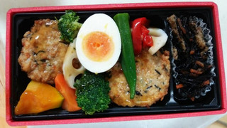 「ファミリーマート 彩り弁当 豆腐バーグ重」のクチコミ画像 by レビュアーさん