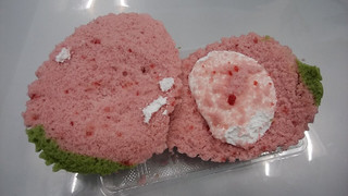 「ローソン まるでいちご蒸しケーキ」のクチコミ画像 by ふじつぼだんきさん