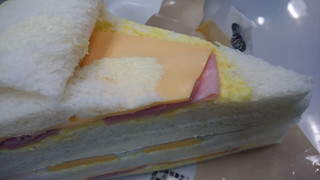 「ローソン ハムチーズたまごサンド」のクチコミ画像 by ふじつぼだんきさん