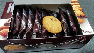 「ロッテ HERSHEY’S チョコチップクッキー 箱11枚」のクチコミ画像 by おくのママさん