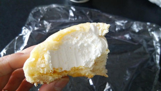 「ヤマザキ たっぷりホイップのバターメロンパン 袋1個」のクチコミ画像 by しろねこエリーさん